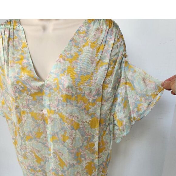 VINCE Lotus Ruched Dolman Sleeve Silk
Blouse, Small
Size: XXS Vince
NWT - Picture 5 of 9